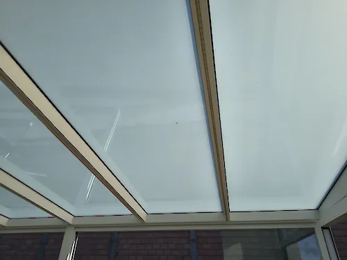 Oświetlenie LED w aluminiowej zabudowie tarasu